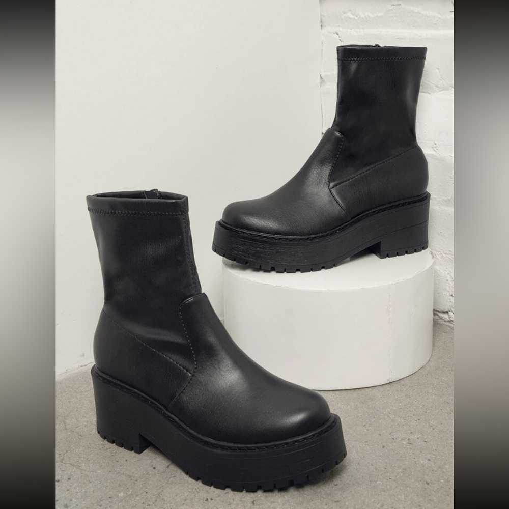 Fitted Chunky Sole Block Heel Fashion Boots - Picture 6 of 7